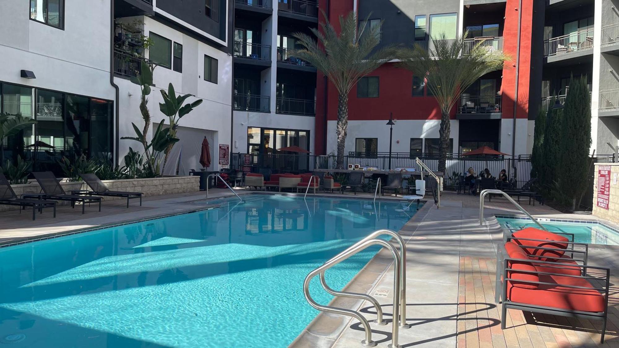 Lux 2 Bedroom In Woodland Hills